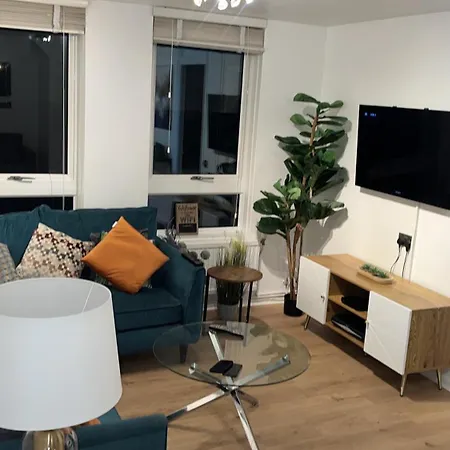 Apartment Facing Covent Garden Station